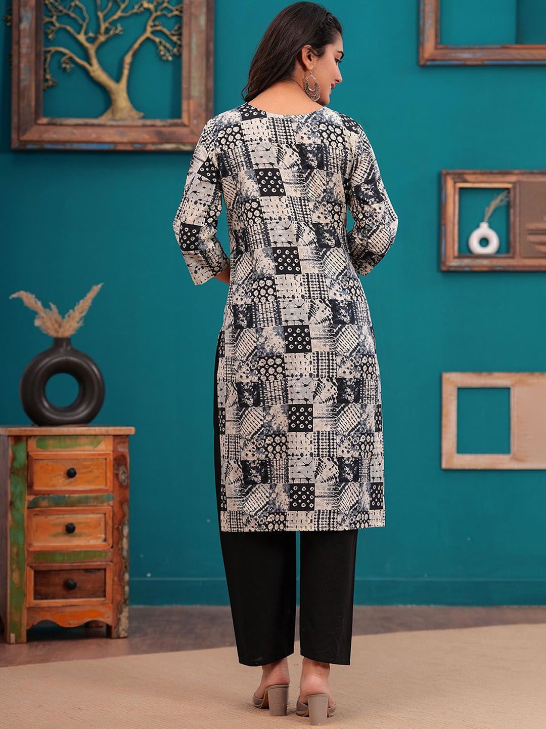 Women Abstract Printed Notch Neck Straight Kurta With Trousers