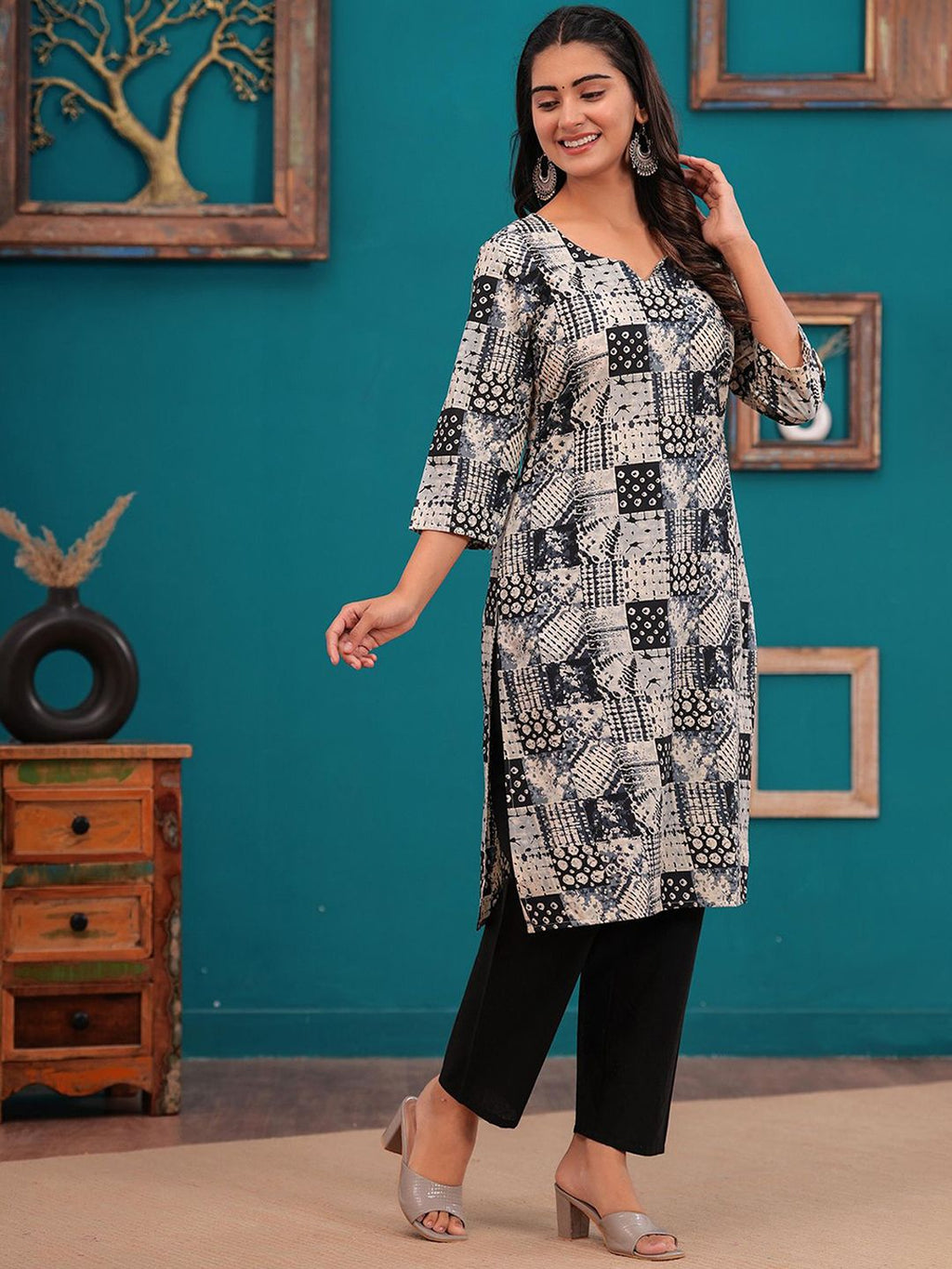 Women Abstract Printed Notch Neck Straight Kurta With Trousers